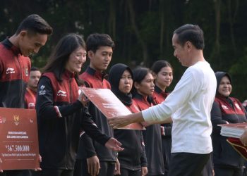 Presiden Jokowi memberikan bonus pada atlet, pelatih, dan asisten pelatih peraih medali di SEA Games Kamboja, Senin (05/06/2023), di halaman depan Istana Merdeka, Jakarta. (Foto: Humas Setkab/Oji)