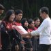 Presiden Jokowi memberikan bonus pada atlet, pelatih, dan asisten pelatih peraih medali di SEA Games Kamboja, Senin (05/06/2023), di halaman depan Istana Merdeka, Jakarta. (Foto: Humas Setkab/Oji)