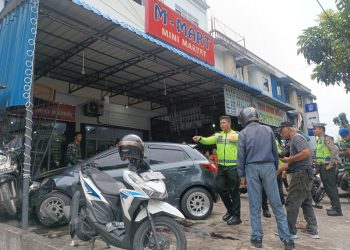 Kondisi Mobil Mazdah yang Tabarak Mini Market di Tanjungpinang, foto: Mael/detak.media