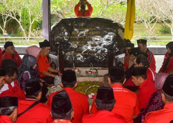 Rombongan DPC PDI Perjuangan Kabupaten Blitar saat mendoakan Pahlawan Proklamator Ir  Soekarno, foto: Dani ES/detak.media