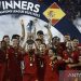 Kapten timnas Spanyol Jordi Alba (tengah) mengangkat piala UEFA Nations League setelah mengalahkan Kroasia lewat adu penalti di partai final di De Kuip Stadium Rotterdam, Belanda, Minggu (19/6/2023). ANTARA/AFP/Kenzo Tribouillard/aa.