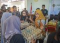Blitar Rini Syarifah secara simbolis berikan bantuan 60 butir telur ke warga Kecamatan Garum, foto: Dani ES/detak.media