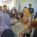 Blitar Rini Syarifah secara simbolis berikan bantuan 60 butir telur ke warga Kecamatan Garum, foto: Dani ES/detak.media