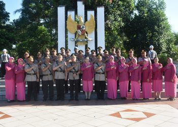 Polresta Tanjungpinang saat  foto bersama seusai Upacara Ziarah dan Tabur Bunga, foto: Ist