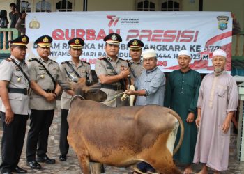 Kapolresta Tanjungpinang, Kombes Ompusunggu saat Menyerahkan Sapi Kurban, foto: ist