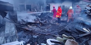 Petugas Damkar Tanjungpinang saat Memadamkan Api yang Melalap Toko Mebel Jalan Raja Haji Fisabilillah, foto: ist