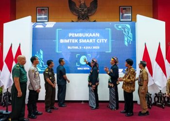 Walikota Blitar Santoso saat buka Bimtek Smart City di Gedung Kusomowicitro, foto: Dani ES/detak.media