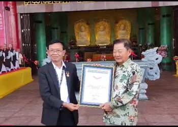 MURI saat Penyerahan Penghargaan Pagoda Tertinggi kepada Henky, foto: Mael/detak.media