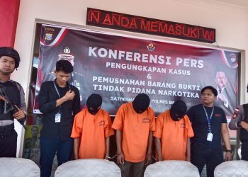 Ketiga tersangka saat konferensi pers di Mapolres Bintan, foto ist