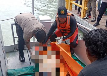 Tim Sar saat Mengevakuasi Korban Pompong Tenggelam yang ditemukan Meninggal, foto: ist