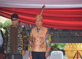 Ketua DPRD Kota Blitar dr Syahrul Alim memakai baju khas Suku Dayak, saat menonton BEN Carnival 2023, foto: Dani ES/detak.media