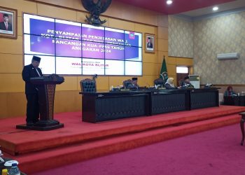 Walikota Santoso saat menyampaikan nota rancangan KUA PPAS 2024 di rapat paripurna DPRD Kota Blitar, foto: Dani ES/detak.media