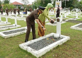 Kajati Kepri, Rudi Margono saat Melakukan Ziarah di Makam Pahlawan Tanjungpinang, foto: ist