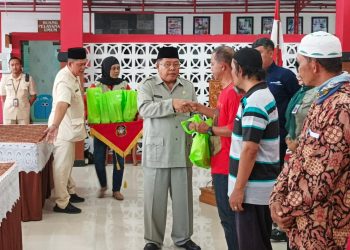 Walikota Blitar Santoso secara simbolis berikan bantuan pangan ke warga untuk penurunan stunting, foto: Dani ES/detak.media