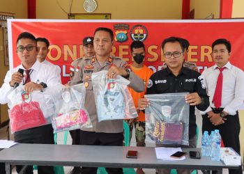 Kapolsek Bunguran Barat didampingi Kasi Humas Polres Natuna memperlihatkan barang bukti yang berhasil dikumpulkan (foto : Dok.Humas Polres Natuna)