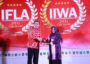Wali Kota Tanjungpinang, Rahma saat menerima penghargaan dari IIWA, foto: pro/detak.media