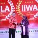 Wali Kota Tanjungpinang, Rahma saat menerima penghargaan dari IIWA, foto: pro/detak.media