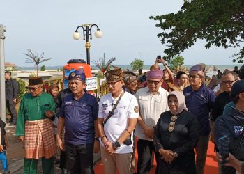 Walikota Tanjungpinang saat Mendampingi Kedatangan Sandiaga Uno di Pulau Penyengat, foto: Mael/detak.media