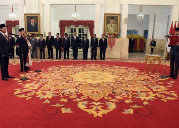 Presiden Jokowi melantik Djan Faridz dan Gandi Sulistiyanto sebagai anggota Wantimpres, Senin (17/07/2023), di Istana Negara, Jakarta. (Foto: Humas Setkab/Rahmat)