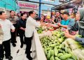 Presiden RI Joko Widodo (Jokowi) beserta Ibu Iriana Jokowi meninjau Pasar Bululawang, di Kabupaten Malang, Jawa Timur, Senin (24/07/2023). (Foto: BPMI Setpres/Laily Rachev)