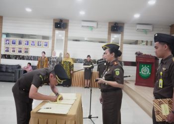 Kasi Datun dan PB3R saat Menjalani Upacara Sertijab di Aula Kejari Tanjungpinang, foto: ist