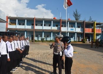 Petugas Satlantas Polresta Tanjungpinang saat Melakukan Operasi Patuh Seligi di Sekolah, foto: ist