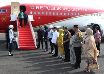 Presiden Jokowi dan Ibu Iriana tiba di Bengkulu, Rabu (19/07/2023). (Foto: BPMI Setpres)