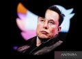 Foto Elon Musk terlihat melalui logo Twitter dalam ilustrasi yang diambil Jumat (28/10/2022). ANTARA/REUTERS/Dado Ruvic/am.