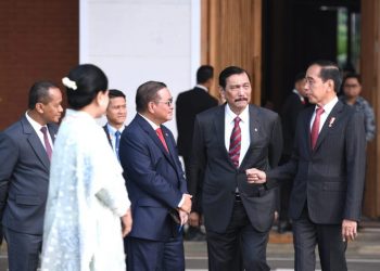 Presiden Jokowi didampingi Ibu Negara Iriana Jokowi beserta sejumlah menteri sebelum bertolak ke Tiongkok, Kamis (27/07/2023), di Pangkalan TNI Halim Perdanakusuma. (Foto: BPMI Setpres)