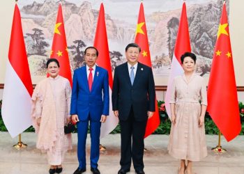 Sesi foto bersama Presiden Jokowi dan Ibu Iriana bersama Presiden Xi Jinping dan Madam Peng, di Chengdu, Tiongkok, Kamis (27/07/2023). (Foto: BPMI Setpres)