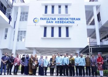 Jajaran Pimpinan ITS dan Tim Kementerian Kesehatan saat visitasi ke gedung FKK ITS. (ANTARA/HO-Humas ITS)