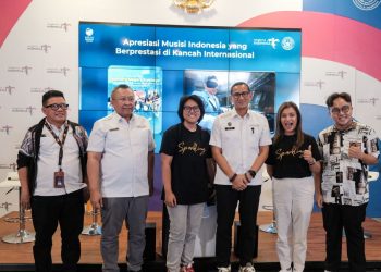 Menparekraf Sandiaga Uno saat "The Weekly Brief With Sandi Uno" di Gedung Sapta Pesona, Jakarta, Senin (7/8/2023) mengapresiasi pencapaian dan juga prestasi musisi Indonesia di kancah internasional yaitu Sparkling Singers dan Jefri Setiawan, foto: ist/kemenparekraf.go.id