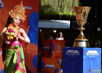 Penari tampil di dekat trofi Piala Dunia Federation Internationale de Basketball (FIBA) saat kegiatan tur trofi Piala Dunia FIBA 2023 di Kuta, Badung, Bali, Senin (31/7/2023). Kegiatan tersebut untuk menyosialisasikan penyelenggaraan Piala Dunia Basket yang akan diselenggarakan di Indonesia, Jepang, dan Filipina pada 25 Agustus hingga 10 September 2023. ANTARA FOTO/Fikri Yusuf/tom. (ANTARA FOTO/FIKRI YUSUF)