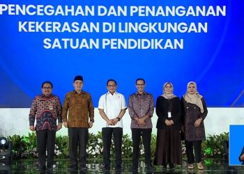 Menteri Pendidikan, Kebudayaan, Riset, dan Teknologi (Mendikbudristek), Nadiem Anwar Makarim saat foto bersama seusai meluncurkan Peraturan Menteri Pendidikan, Kebudayaan, Riset, dan Teknologi Nomor 46 Tahun 2023 tentang Pencegahan dan Penanganan Kekerasan di Lingkungan Satuan Pendidikan (Permendikbudristek PPKSP), foto: ist/kemdikbud.go.id