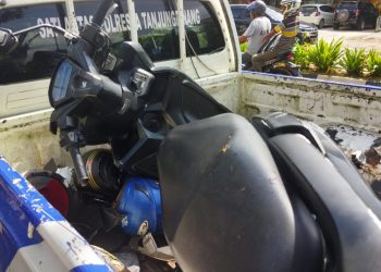 Kondisi motor korban saat dinaikan ke mobil dinas Satlantas Polresta Tanjungpinang, foto: fizi/detak.media