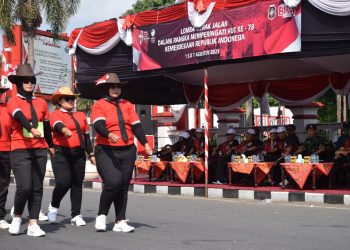 Walikota Blitar Santoso (kaca mata bening) melihat lomba gerak jalan umum bersama jajaran Forkompimda, foto: Dani ES/detak.media