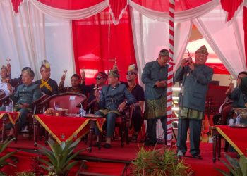 Walikota Blitar Santoso memimpin membunyikan kletekan, mainan kayu asli anak Blitar jaman dulu, tanda pemberangkatan Kepanjenkidul Carnival 2023, foto: Dani ES/detak.media