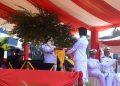 Wali kota Tanjungpinang, Rahma saat menyerahkan Bendera Merah Putih kepada pembawa baki, foto:doc.diskm/detak.media