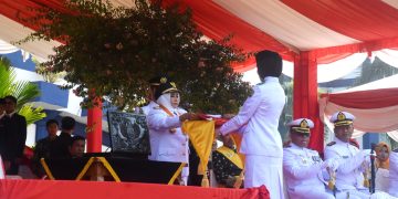 Wali kota Tanjungpinang, Rahma saat menyerahkan Bendera Merah Putih kepada pembawa baki, foto:doc.diskm/detak.media