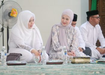 Ketua TP PKK Kabupaten Bintan, Hafizah Rahmadhani, saat memghadiri pelaksanaan Jum'at Bersalawat, di Masjid Baitus Syakur Tembeling Tanjung, foto: ist/detak.media