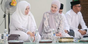 Ketua TP PKK Kabupaten Bintan, Hafizah Rahmadhani, saat memghadiri pelaksanaan Jum'at Bersalawat, di Masjid Baitus Syakur Tembeling Tanjung, foto: ist/detak.media