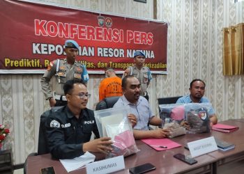 Pelaku R (44) berhasil diamankan beserta barang bukti (foto : Zaki/DM)