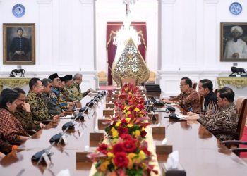 Presiden Jokowi didampingi Mensesneg Pratikno dan Seskab Pramono Anung saat menerima pimpinan MPR di Istana Merdeka, Jakarta, pada Rabu (09/08/2023). (Foto: BPMI Setpres/Lukas)