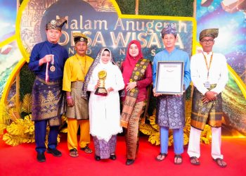 Wali Kota Tanjungpinang, Rahma saat menerima hadiah penghargaan, foto: doc/detak.media