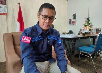 Ketua KPU Tanjungpinang, Muhammad Faizal saat Diwawancarai, foto: mael/detak.media