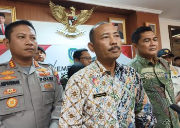 Sekretaris Daerah (Sekda) Provinsi Kepri, Adi Prihantara saat Diwawancarai, foto: Mael/detak.media