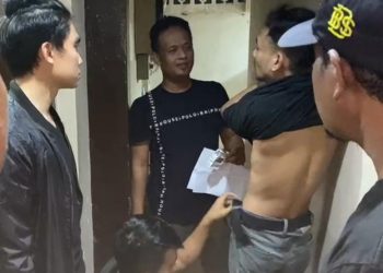 Polisi saat Menggeledah Pelaku F di THM yang ada di Pelantar 2 Tanjungpinang, foto: ist/detak.media