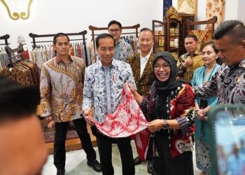 Presiden Joko Widodo bersama Era, nasabah PNM, dalam kegiatan Gelar Batik Nusantara 2023 di Senayan Park, Jakarta, Rabu (2/8). (Foto: Arsip PNM)