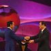 Presiden Joko Widodo (kiri) memberikan palu sidang kepada Perdana Menteri Laos Sonexay Siphandone usai pidato penutupan KTT ke-43 ASEAN 2023 di Jakarta, Kamis (7/9/2023). Media Center KTT ASEAN 2023/Zabur Karuru/foc.