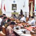 Presiden Jokowi memimpin ratas membahas persoalan lahan di Pulau Rempang, Senin (25/09/2023), di Istana Merdeka, Jakarta. (Foto: Humas Setkab/Agung)